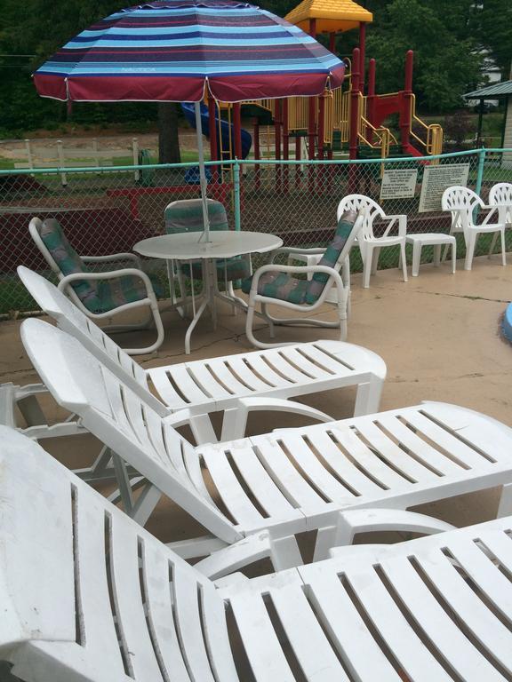 Motel Perry's And 2*