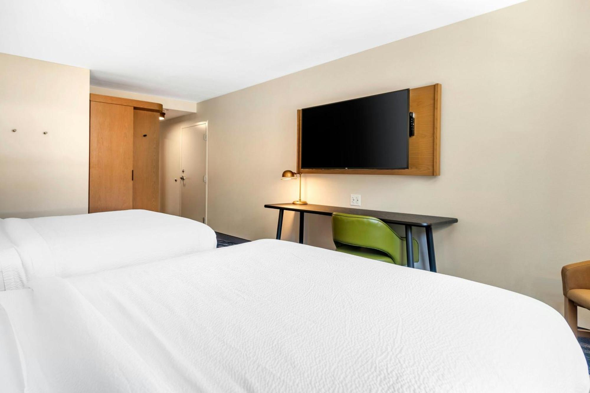 Fairfield By Marriott & 2*