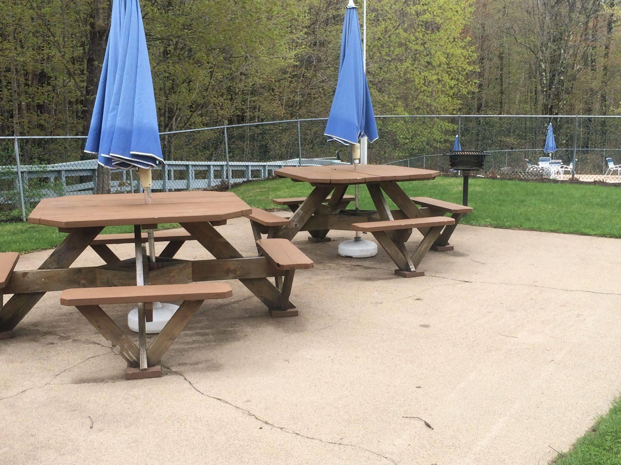 Forest Glen Inn 2*
